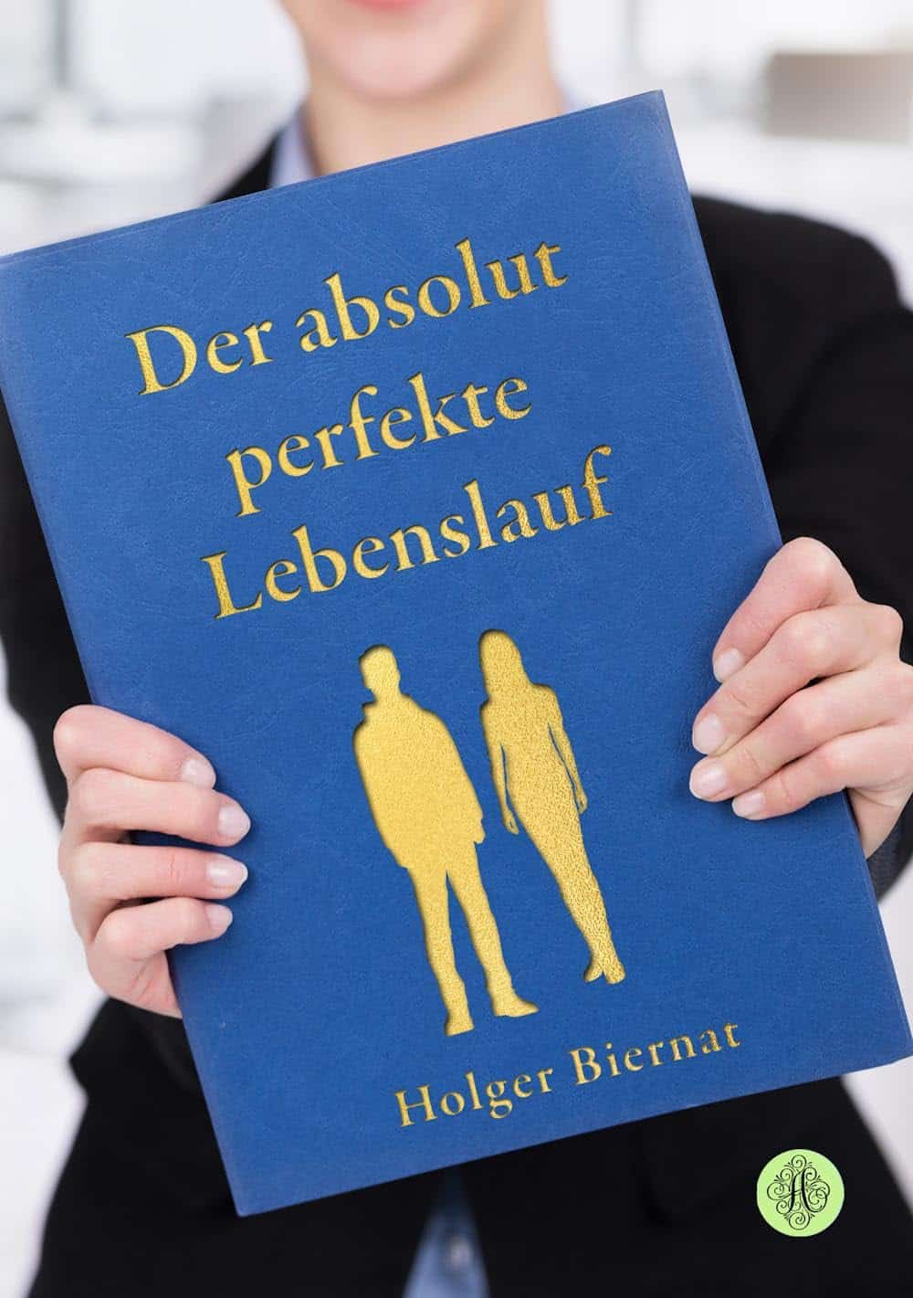 Eine Person hält das Buch "Der absolut perfekte Lebenslauf" in die Kamera.